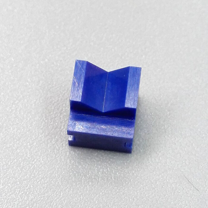 V-förmige Teile aus blauer Zirkonoxidkeramik