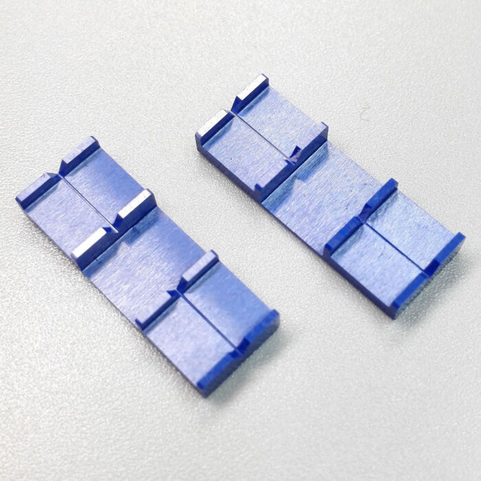 Изготовленные на заказ детали из голубой циркониевой керамики с V-образными канавками